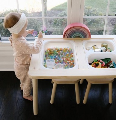 beba juando en una mesa montessori